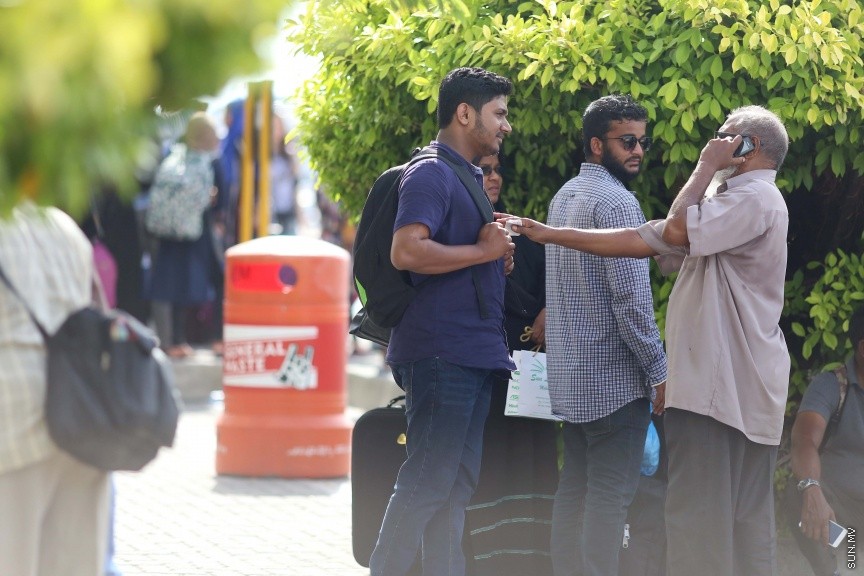 ޢީދު ޗުއްޓީއާ ދިމާކޮށް ގިނަ ބަޔަކު ރަށްރަށަށް ފުރުން: ފިތުރު އީދު ޗުއްޓީ ހަފްތާއާ ދިމާކޮށް މާލޭގައި ދިރިއުޅޭ ގިނަ އަދަދެއްގެ ރައްޔިތުން ދަނީ ރާއްޖެއިން ބޭޜަށާއި، އަތޮޅުތެރޭގެ ރަށްރަށަށް ފުރަމުން -- ސަން ފޮޓޯ/ ފަޔާޒު މޫސާ