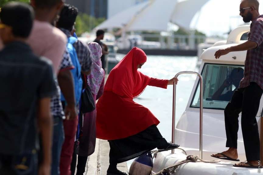 ޢީދު ޗުއްޓީއާ ދިމާކޮށް ގިނަ ބަޔަކު ރަށްރަށަށް ފުރުން: ފިތުރު އީދު ޗުއްޓީ ހަފްތާއާ ދިމާކޮށް މާލޭގައި ދިރިއުޅޭ ގިނަ އަދަދެއްގެ ރައްޔިތުން ދަނީ ރާއްޖެއިން ބޭޜަށާއި، އަތޮޅުތެރޭގެ ރަށްރަށަށް ފުރަމުން -- ސަން ފޮޓޯ/ ފަޔާޒު މޫސާ