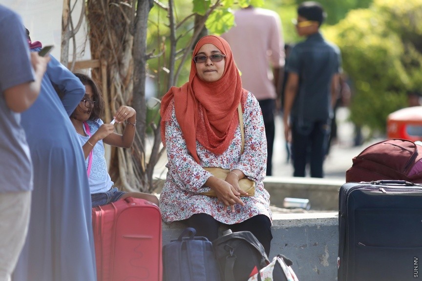 ޢީދު ޗުއްޓީއާ ދިމާކޮށް ގިނަ ބަޔަކު ރަށްރަށަށް ފުރުން: ފިތުރު އީދު ޗުއްޓީ ހަފްތާއާ ދިމާކޮށް މާލޭގައި ދިރިއުޅޭ ގިނަ އަދަދެއްގެ ރައްޔިތުން ދަނީ ރާއްޖެއިން ބޭޜަށާއި، އަތޮޅުތެރޭގެ ރަށްރަށަށް ފުރަމުން -- ސަން ފޮޓޯ/ ފަޔާޒު މޫސާ