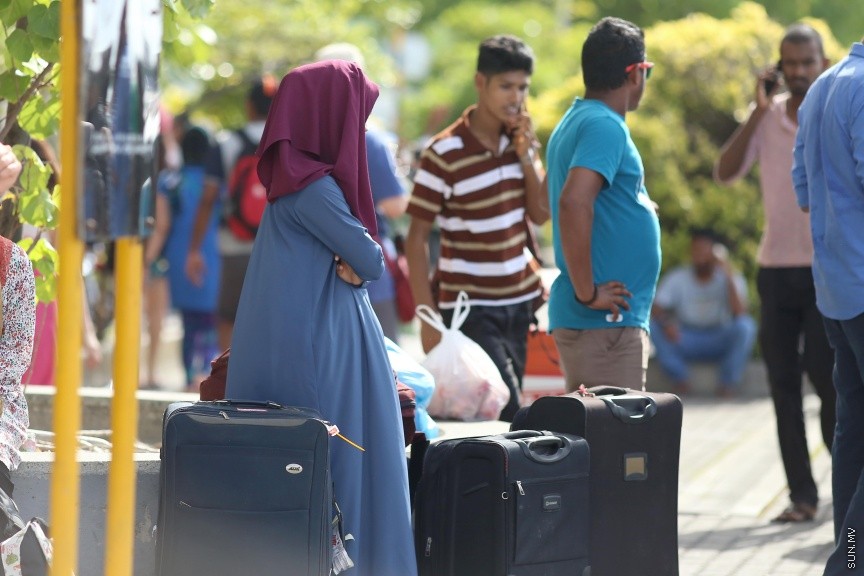 ޢީދު ޗުއްޓީއާ ދިމާކޮށް ގިނަ ބަޔަކު ރަށްރަށަށް ފުރުން: ފިތުރު އީދު ޗުއްޓީ ހަފްތާއާ ދިމާކޮށް މާލޭގައި ދިރިއުޅޭ ގިނަ އަދަދެއްގެ ރައްޔިތުން ދަނީ ރާއްޖެއިން ބޭޜަށާއި، އަތޮޅުތެރޭގެ ރަށްރަށަށް ފުރަމުން -- ސަން ފޮޓޯ/ ފަޔާޒު މޫސާ