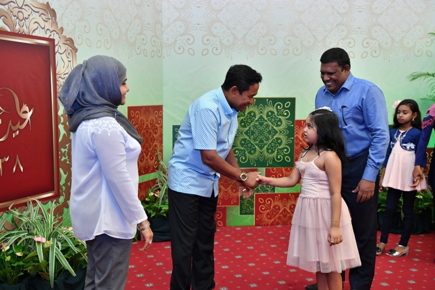 ޖޫން 25، 2017: ފިތުރު ޢީދުގެ ތަހުނިޔާ ވިދާޅުވުމަށް ވަޑައިގެންނެވި ބޭފުޅުންނާ ރައީސުލްޖުމްހޫރިއްޔާގެ ދެކަނބަލުން ބައްދަލުކުރައްވައި، ޢީދު ސަލާން ކުރެއްވުން -- ފޮޓޯ/ ރައީސް އޮފީސް