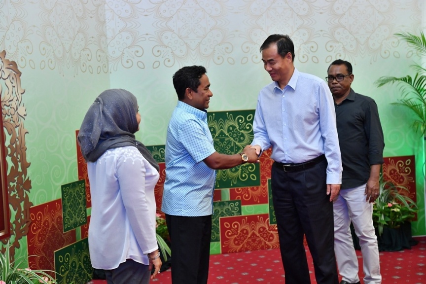 ޖޫން 25، 2017: ފިތުރު ޢީދުގެ ތަހުނިޔާ ވިދާޅުވުމަށް ވަޑައިގެންނެވި ބޭފުޅުންނާ ރައީސުލްޖުމްހޫރިއްޔާގެ ދެކަނބަލުން ބައްދަލުކުރައްވައި، ޢީދު ސަލާން ކުރެއްވުން -- ފޮޓޯ/ ރައީސް އޮފީސް
