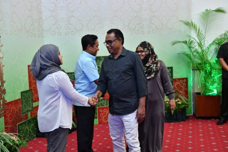 ޖޫން 25، 2017: ފިތުރު ޢީދުގެ ތަހުނިޔާ ވިދާޅުވުމަށް ވަޑައިގެންނެވި ބޭފުޅުންނާ ރައީސުލްޖުމްހޫރިއްޔާގެ ދެކަނބަލުން ބައްދަލުކުރައްވައި، ޢީދު ސަލާން ކުރެއްވުން -- ފޮޓޯ/ ރައީސް އޮފީސް