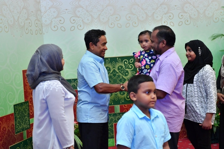 ޖޫން 25، 2017: ފިތުރު ޢީދުގެ ތަހުނިޔާ ވިދާޅުވުމަށް ވަޑައިގެންނެވި ބޭފުޅުންނާ ރައީސުލްޖުމްހޫރިއްޔާގެ ދެކަނބަލުން ބައްދަލުކުރައްވައި، ޢީދު ސަލާން ކުރެއްވުން -- ފޮޓޯ/ ރައީސް އޮފީސް