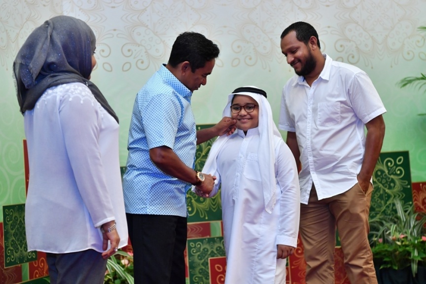 ޖޫން 25، 2017: ފިތުރު ޢީދުގެ ތަހުނިޔާ ވިދާޅުވުމަށް ވަޑައިގެންނެވި ބޭފުޅުންނާ ރައީސުލްޖުމްހޫރިއްޔާގެ ދެކަނބަލުން ބައްދަލުކުރައްވައި، ޢީދު ސަލާން ކުރެއްވުން -- ފޮޓޯ/ ރައީސް އޮފީސް