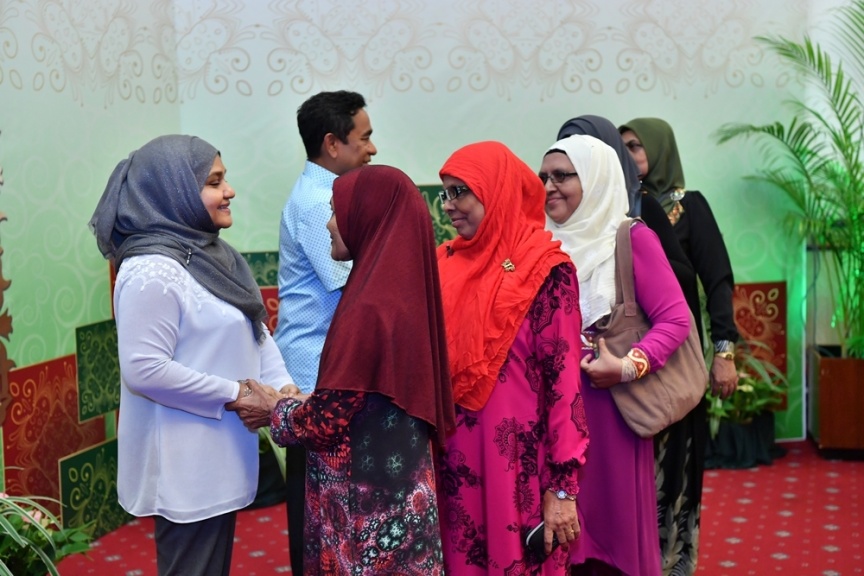 ޖޫން 25، 2017: ފިތުރު ޢީދުގެ ތަހުނިޔާ ވިދާޅުވުމަށް ވަޑައިގެންނެވި ބޭފުޅުންނާ ރައީސުލްޖުމްހޫރިއްޔާގެ ދެކަނބަލުން ބައްދަލުކުރައްވައި، ޢީދު ސަލާން ކުރެއްވުން -- ފޮޓޯ/ ރައީސް އޮފީސް