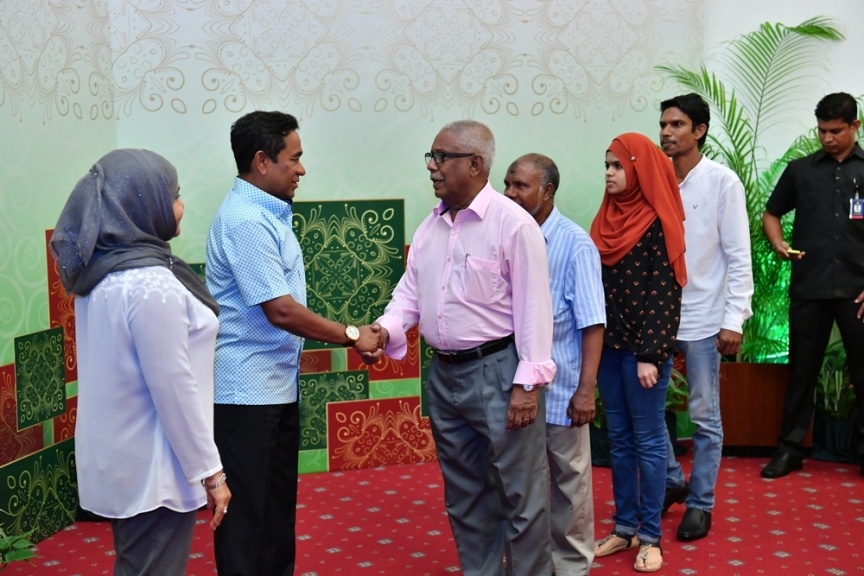 ޖޫން 25، 2017: ފިތުރު ޢީދުގެ ތަހުނިޔާ ވިދާޅުވުމަށް ވަޑައިގެންނެވި ބޭފުޅުންނާ ރައީސުލްޖުމްހޫރިއްޔާގެ ދެކަނބަލުން ބައްދަލުކުރައްވައި، ޢީދު ސަލާން ކުރެއްވުން -- ފޮޓޯ/ ރައީސް އޮފީސް