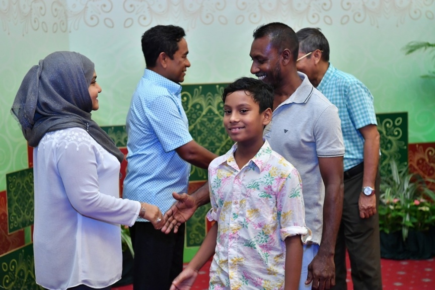 ޖޫން 25، 2017: ފިތުރު ޢީދުގެ ތަހުނިޔާ ވިދާޅުވުމަށް ވަޑައިގެންނެވި ބޭފުޅުންނާ ރައީސުލްޖުމްހޫރިއްޔާގެ ދެކަނބަލުން ބައްދަލުކުރައްވައި، ޢީދު ސަލާން ކުރެއްވުން -- ފޮޓޯ/ ރައީސް އޮފީސް