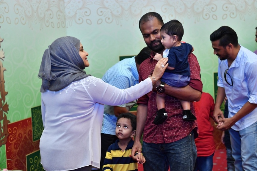 ޖޫން 25، 2017: ފިތުރު ޢީދުގެ ތަހުނިޔާ ވިދާޅުވުމަށް ވަޑައިގެންނެވި ބޭފުޅުންނާ ރައީސުލްޖުމްހޫރިއްޔާގެ ދެކަނބަލުން ބައްދަލުކުރައްވައި، ޢީދު ސަލާން ކުރެއްވުން -- ފޮޓޯ/ ރައީސް އޮފީސް