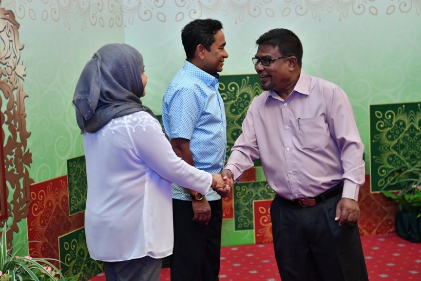 ޖޫން 25، 2017: ފިތުރު ޢީދުގެ ތަހުނިޔާ ވިދާޅުވުމަށް ވަޑައިގެންނެވި ބޭފުޅުންނާ ރައީސުލްޖުމްހޫރިއްޔާގެ ދެކަނބަލުން ބައްދަލުކުރައްވައި، ޢީދު ސަލާން ކުރެއްވުން -- ފޮޓޯ/ ރައީސް އޮފީސް