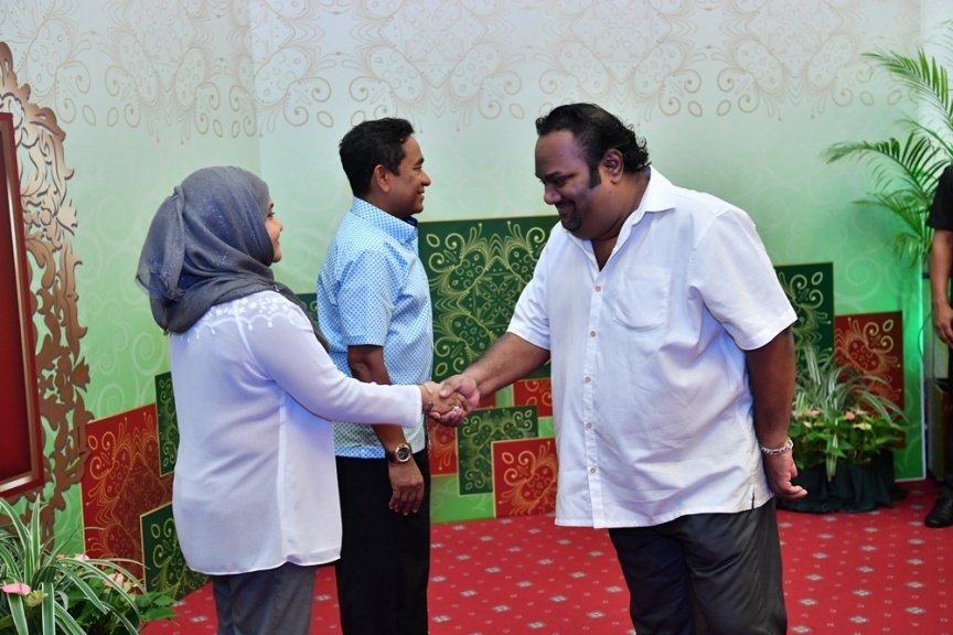 ޖޫން 25، 2017: ފިތުރު ޢީދުގެ ތަހުނިޔާ ވިދާޅުވުމަށް ވަޑައިގެންނެވި ބޭފުޅުންނާ ރައީސުލްޖުމްހޫރިއްޔާގެ ދެކަނބަލުން ބައްދަލުކުރައްވައި، ޢީދު ސަލާން ކުރެއްވުން -- ފޮޓޯ/ ރައީސް އޮފީސް