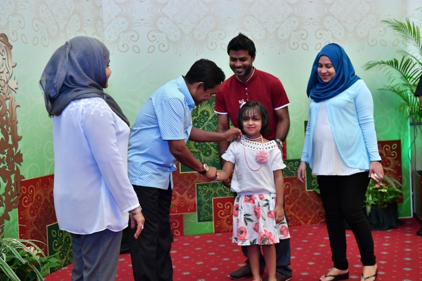 ޖޫން 25، 2017: ފިތުރު ޢީދުގެ ތަހުނިޔާ ވިދާޅުވުމަށް ވަޑައިގެންނެވި ބޭފުޅުންނާ ރައީސުލްޖުމްހޫރިއްޔާގެ ދެކަނބަލުން ބައްދަލުކުރައްވައި، ޢީދު ސަލާން ކުރެއްވުން -- ފޮޓޯ/ ރައީސް އޮފީސް