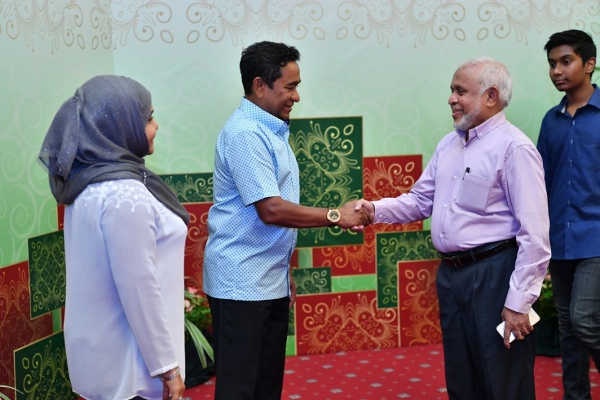 ޖޫން 25، 2017: ފިތުރު ޢީދުގެ ތަހުނިޔާ ވިދާޅުވުމަށް ވަޑައިގެންނެވި ބޭފުޅުންނާ ރައީސުލްޖުމްހޫރިއްޔާގެ ދެކަނބަލުން ބައްދަލުކުރައްވައި، ޢީދު ސަލާން ކުރެއްވުން -- ފޮޓޯ/ ރައީސް އޮފީސް