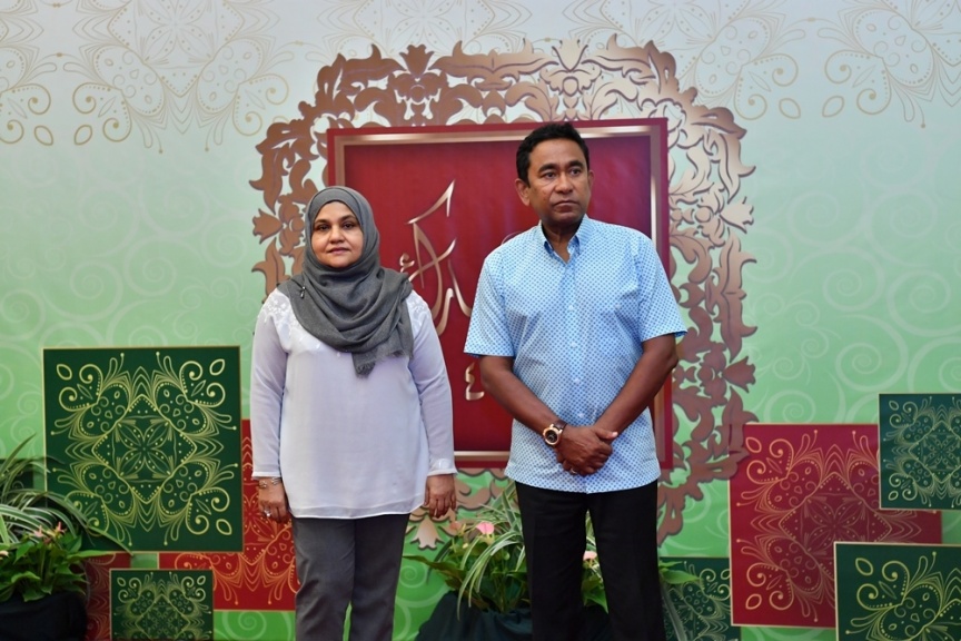 ޖޫން 25، 2017: ފިތުރު ޢީދުގެ ތަހުނިޔާ ވިދާޅުވުމަށް ވަޑައިގެންނެވި ބޭފުޅުންނާ ރައީސުލްޖުމްހޫރިއްޔާގެ ދެކަނބަލުން ބައްދަލުކުރައްވައި، ޢީދު ސަލާން ކުރެއްވުން -- ފޮޓޯ/ ރައީސް އޮފީސް