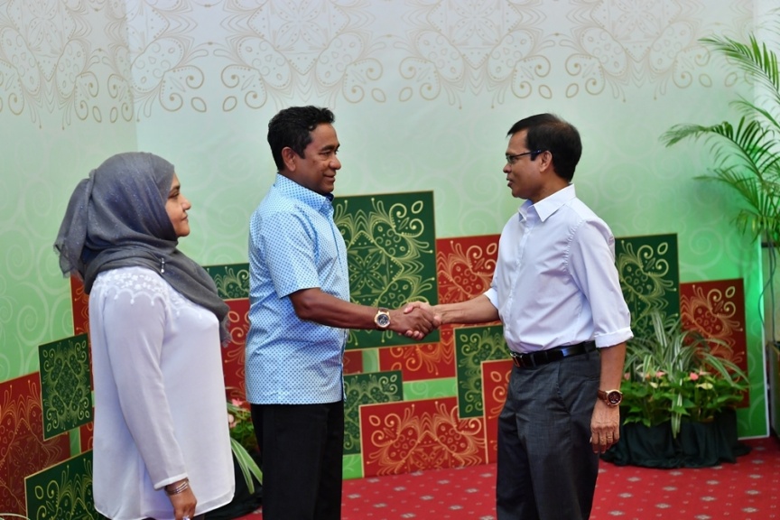 ޖޫން 25، 2017: ފިތުރު ޢީދުގެ ތަހުނިޔާ ވިދާޅުވުމަށް ވަޑައިގެންނެވި ބޭފުޅުންނާ ރައީސުލްޖުމްހޫރިއްޔާގެ ދެކަނބަލުން ބައްދަލުކުރައްވައި، ޢީދު ސަލާން ކުރެއްވުން -- ފޮޓޯ/ ރައީސް އޮފީސް