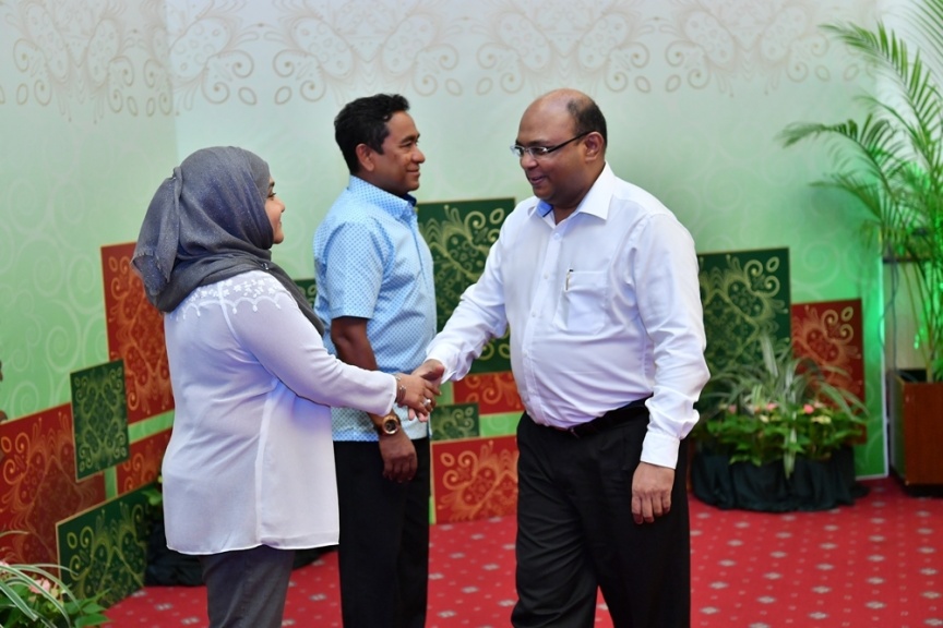 ޖޫން 25، 2017: ފިތުރު ޢީދުގެ ތަހުނިޔާ ވިދާޅުވުމަށް ވަޑައިގެންނެވި ބޭފުޅުންނާ ރައީސުލްޖުމްހޫރިއްޔާގެ ދެކަނބަލުން ބައްދަލުކުރައްވައި، ޢީދު ސަލާން ކުރެއްވުން -- ފޮޓޯ/ ރައީސް އޮފީސް
