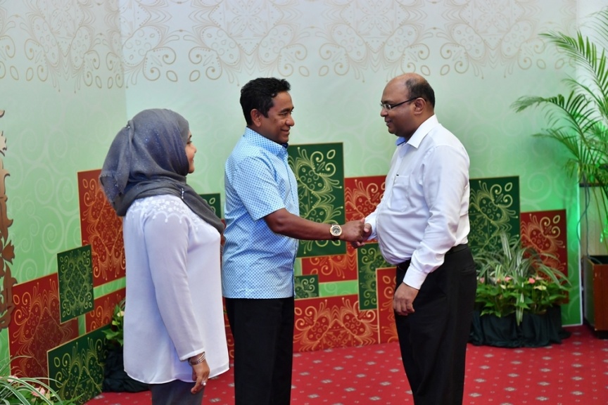 ޖޫން 25، 2017: ފިތުރު ޢީދުގެ ތަހުނިޔާ ވިދާޅުވުމަށް ވަޑައިގެންނެވި ބޭފުޅުންނާ ރައީސުލްޖުމްހޫރިއްޔާގެ ދެކަނބަލުން ބައްދަލުކުރައްވައި، ޢީދު ސަލާން ކުރެއްވުން -- ފޮޓޯ/ ރައީސް އޮފީސް