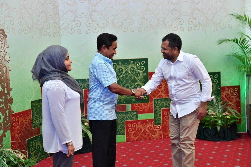 ޖޫން 25، 2017: ފިތުރު ޢީދުގެ ތަހުނިޔާ ވިދާޅުވުމަށް ވަޑައިގެންނެވި ބޭފުޅުންނާ ރައީސުލްޖުމްހޫރިއްޔާގެ ދެކަނބަލުން ބައްދަލުކުރައްވައި، ޢީދު ސަލާން ކުރެއްވުން -- ފޮޓޯ/ ރައީސް އޮފީސް