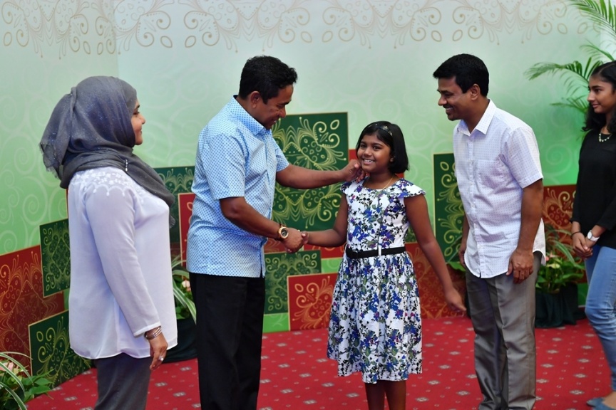 ޖޫން 25، 2017: ފިތުރު ޢީދުގެ ތަހުނިޔާ ވިދާޅުވުމަށް ވަޑައިގެންނެވި ބޭފުޅުންނާ ރައީސުލްޖުމްހޫރިއްޔާގެ ދެކަނބަލުން ބައްދަލުކުރައްވައި، ޢީދު ސަލާން ކުރެއްވުން -- ފޮޓޯ/ ރައީސް އޮފީސް