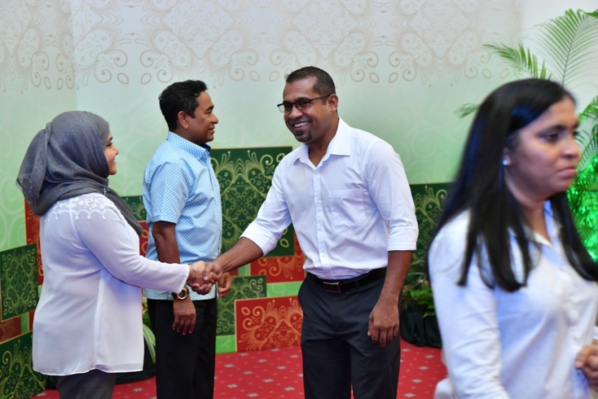 ޖޫން 25، 2017: ފިތުރު ޢީދުގެ ތަހުނިޔާ ވިދާޅުވުމަށް ވަޑައިގެންނެވި ބޭފުޅުންނާ ރައީސުލްޖުމްހޫރިއްޔާގެ ދެކަނބަލުން ބައްދަލުކުރައްވައި، ޢީދު ސަލާން ކުރެއްވުން -- ފޮޓޯ/ ރައީސް އޮފީސް