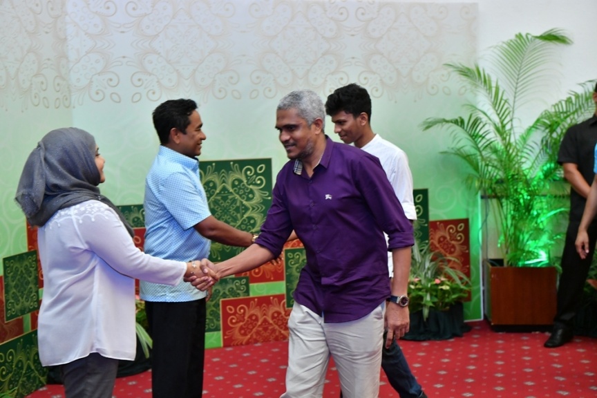 ޖޫން 25، 2017: ފިތުރު ޢީދުގެ ތަހުނިޔާ ވިދާޅުވުމަށް ވަޑައިގެންނެވި ބޭފުޅުންނާ ރައީސުލްޖުމްހޫރިއްޔާގެ ދެކަނބަލުން ބައްދަލުކުރައްވައި، ޢީދު ސަލާން ކުރެއްވުން -- ފޮޓޯ/ ރައީސް އޮފީސް