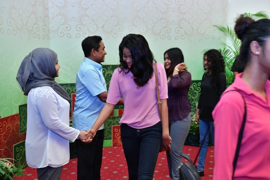 ޖޫން 25، 2017: ފިތުރު ޢީދުގެ ތަހުނިޔާ ވިދާޅުވުމަށް ވަޑައިގެންނެވި ބޭފުޅުންނާ ރައީސުލްޖުމްހޫރިއްޔާގެ ދެކަނބަލުން ބައްދަލުކުރައްވައި، ޢީދު ސަލާން ކުރެއްވުން -- ފޮޓޯ/ ރައީސް އޮފީސް