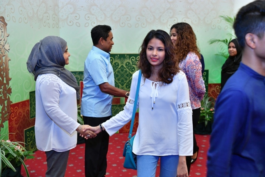 ޖޫން 25، 2017: ފިތުރު ޢީދުގެ ތަހުނިޔާ ވިދާޅުވުމަށް ވަޑައިގެންނެވި ބޭފުޅުންނާ ރައީސުލްޖުމްހޫރިއްޔާގެ ދެކަނބަލުން ބައްދަލުކުރައްވައި، ޢީދު ސަލާން ކުރެއްވުން -- ފޮޓޯ/ ރައީސް އޮފީސް