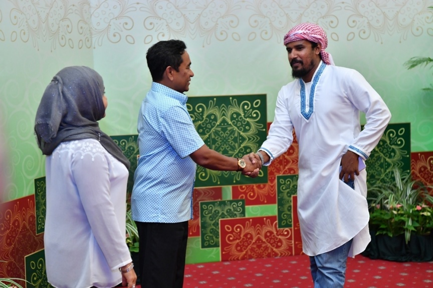 ޖޫން 25، 2017: ފިތުރު ޢީދުގެ ތަހުނިޔާ ވިދާޅުވުމަށް ވަޑައިގެންނެވި ބޭފުޅުންނާ ރައީސުލްޖުމްހޫރިއްޔާގެ ދެކަނބަލުން ބައްދަލުކުރައްވައި، ޢީދު ސަލާން ކުރެއްވުން -- ފޮޓޯ/ ރައީސް އޮފީސް