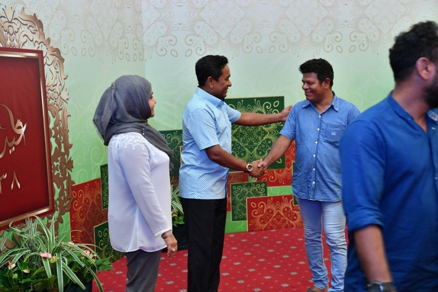 ޖޫން 25، 2017: ފިތުރު ޢީދުގެ ތަހުނިޔާ ވިދާޅުވުމަށް ވަޑައިގެންނެވި ބޭފުޅުންނާ ރައީސުލްޖުމްހޫރިއްޔާގެ ދެކަނބަލުން ބައްދަލުކުރައްވައި، ޢީދު ސަލާން ކުރެއްވުން -- ފޮޓޯ/ ރައީސް އޮފީސް