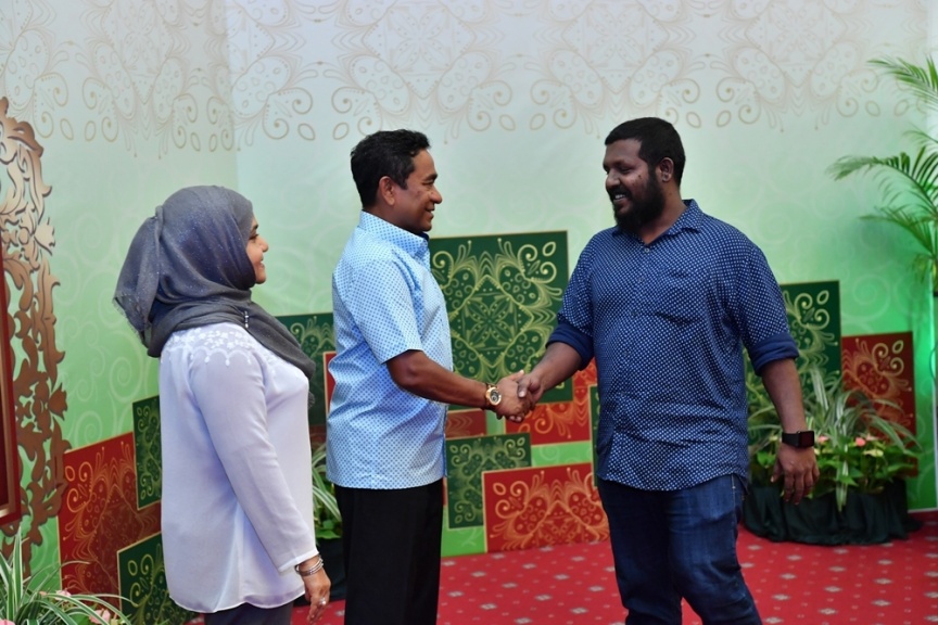 ޖޫން 25، 2017: ފިތުރު ޢީދުގެ ތަހުނިޔާ ވިދާޅުވުމަށް ވަޑައިގެންނެވި ބޭފުޅުންނާ ރައީސުލްޖުމްހޫރިއްޔާގެ ދެކަނބަލުން ބައްދަލުކުރައްވައި، ޢީދު ސަލާން ކުރެއްވުން -- ފޮޓޯ/ ރައީސް އޮފީސް
