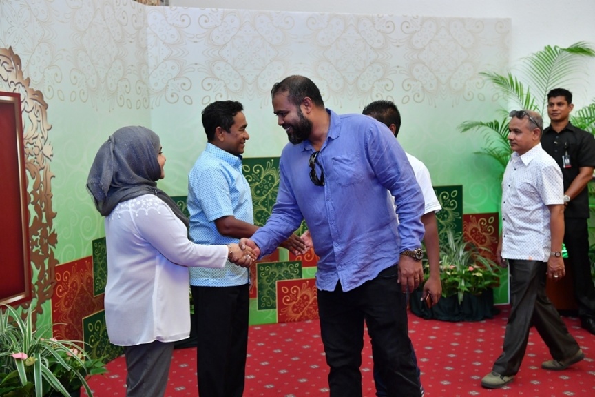 ޖޫން 25، 2017: ފިތުރު ޢީދުގެ ތަހުނިޔާ ވިދާޅުވުމަށް ވަޑައިގެންނެވި ބޭފުޅުންނާ ރައީސުލްޖުމްހޫރިއްޔާގެ ދެކަނބަލުން ބައްދަލުކުރައްވައި، ޢީދު ސަލާން ކުރެއްވުން -- ފޮޓޯ/ ރައީސް އޮފީސް