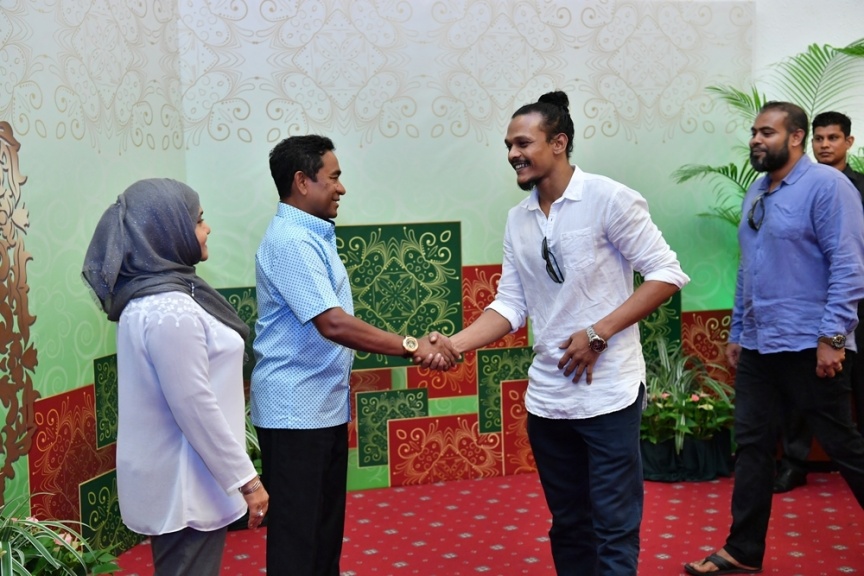 ޖޫން 25، 2017: ފިތުރު ޢީދުގެ ތަހުނިޔާ ވިދާޅުވުމަށް ވަޑައިގެންނެވި ބޭފުޅުންނާ ރައީސުލްޖުމްހޫރިއްޔާގެ ދެކަނބަލުން ބައްދަލުކުރައްވައި، ޢީދު ސަލާން ކުރެއްވުން -- ފޮޓޯ/ ރައީސް އޮފީސް