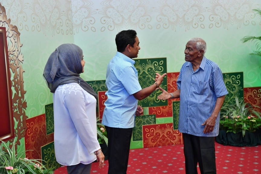 ޖޫން 25، 2017: ފިތުރު ޢީދުގެ ތަހުނިޔާ ވިދާޅުވުމަށް ވަޑައިގެންނެވި ބޭފުޅުންނާ ރައީސުލްޖުމްހޫރިއްޔާގެ ދެކަނބަލުން ބައްދަލުކުރައްވައި، ޢީދު ސަލާން ކުރެއްވުން -- ފޮޓޯ/ ރައީސް އޮފީސް