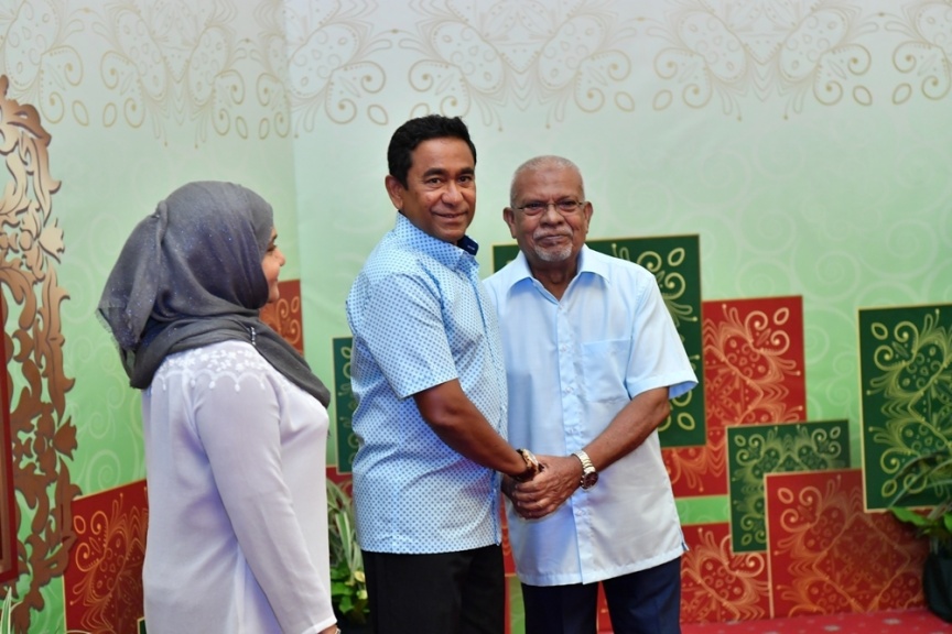 ޖޫން 25، 2017: ފިތުރު ޢީދުގެ ތަހުނިޔާ ވިދާޅުވުމަށް ވަޑައިގެންނެވި ބޭފުޅުންނާ ރައީސުލްޖުމްހޫރިއްޔާގެ ދެކަނބަލުން ބައްދަލުކުރައްވައި، ޢީދު ސަލާން ކުރެއްވުން -- ފޮޓޯ/ ރައީސް އޮފީސް