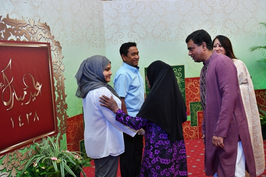 ޖޫން 25، 2017: ފިތުރު ޢީދުގެ ތަހުނިޔާ ވިދާޅުވުމަށް ވަޑައިގެންނެވި ބޭފުޅުންނާ ރައީސުލްޖުމްހޫރިއްޔާގެ ދެކަނބަލުން ބައްދަލުކުރައްވައި، ޢީދު ސަލާން ކުރެއްވުން -- ފޮޓޯ/ ރައީސް އޮފީސް
