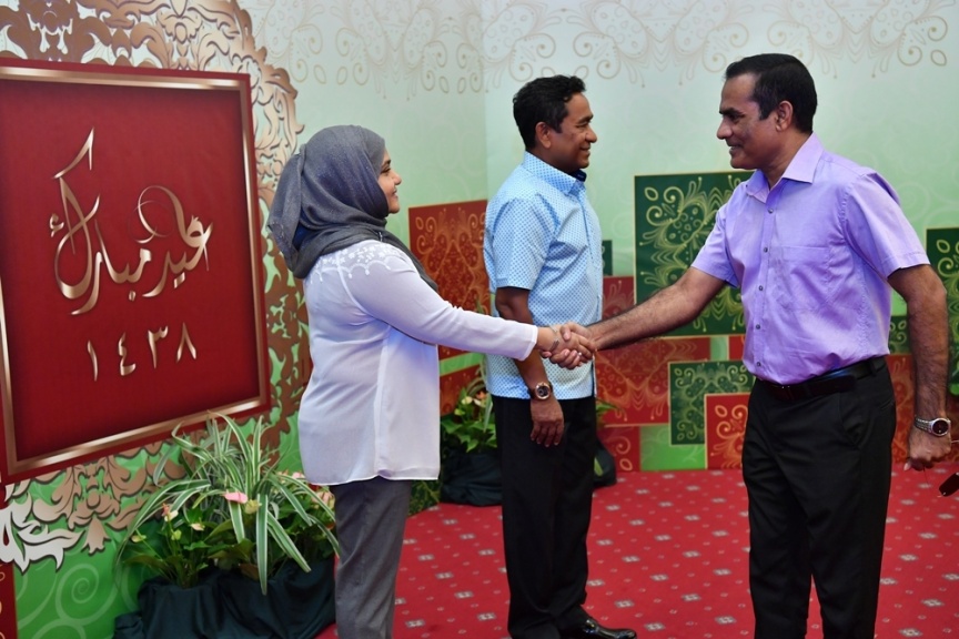 ޖޫން 25، 2017: ފިތުރު ޢީދުގެ ތަހުނިޔާ ވިދާޅުވުމަށް ވަޑައިގެންނެވި ބޭފުޅުންނާ ރައީސުލްޖުމްހޫރިއްޔާގެ ދެކަނބަލުން ބައްދަލުކުރައްވައި، ޢީދު ސަލާން ކުރެއްވުން -- ފޮޓޯ/ ރައީސް އޮފީސް