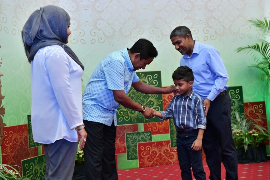 ޖޫން 25، 2017: ފިތުރު ޢީދުގެ ތަހުނިޔާ ވިދާޅުވުމަށް ވަޑައިގެންނެވި ބޭފުޅުންނާ ރައީސުލްޖުމްހޫރިއްޔާގެ ދެކަނބަލުން ބައްދަލުކުރައްވައި، ޢީދު ސަލާން ކުރެއްވުން -- ފޮޓޯ/ ރައީސް އޮފީސް
