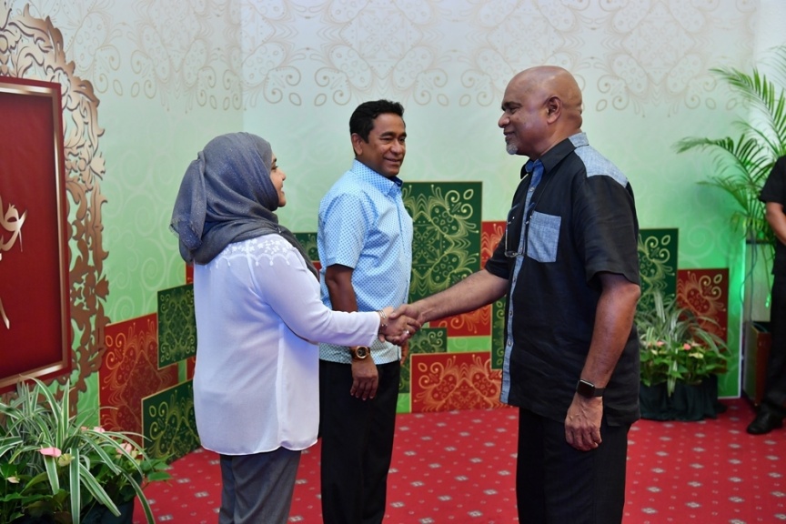 ޖޫން 25، 2017: ފިތުރު ޢީދުގެ ތަހުނިޔާ ވިދާޅުވުމަށް ވަޑައިގެންނެވި ބޭފުޅުންނާ ރައީސުލްޖުމްހޫރިއްޔާގެ ދެކަނބަލުން ބައްދަލުކުރައްވައި، ޢީދު ސަލާން ކުރެއްވުން -- ފޮޓޯ/ ރައީސް އޮފީސް