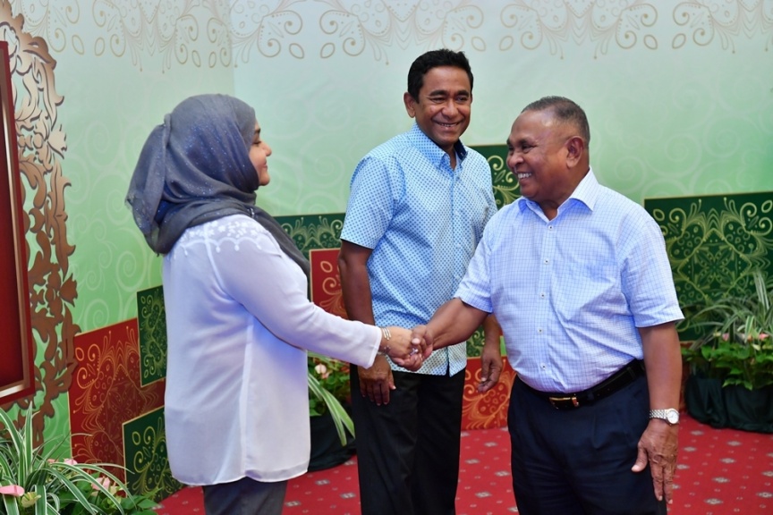ޖޫން 25، 2017: ފިތުރު ޢީދުގެ ތަހުނިޔާ ވިދާޅުވުމަށް ވަޑައިގެންނެވި ބޭފުޅުންނާ ރައީސުލްޖުމްހޫރިއްޔާގެ ދެކަނބަލުން ބައްދަލުކުރައްވައި، ޢީދު ސަލާން ކުރެއްވުން -- ފޮޓޯ/ ރައީސް އޮފީސް