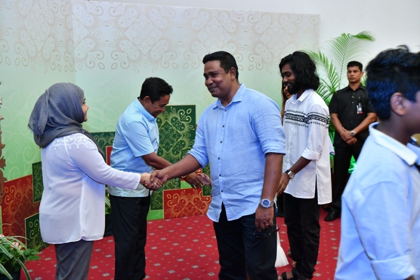 ޖޫން 25، 2017: ފިތުރު ޢީދުގެ ތަހުނިޔާ ވިދާޅުވުމަށް ވަޑައިގެންނެވި ބޭފުޅުންނާ ރައީސުލްޖުމްހޫރިއްޔާގެ ދެކަނބަލުން ބައްދަލުކުރައްވައި، ޢީދު ސަލާން ކުރެއްވުން -- ފޮޓޯ/ ރައީސް އޮފީސް