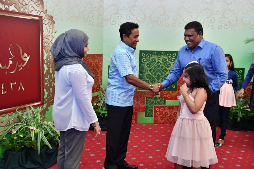 ޖޫން 25، 2017: ފިތުރު ޢީދުގެ ތަހުނިޔާ ވިދާޅުވުމަށް ވަޑައިގެންނެވި ބޭފުޅުންނާ ރައީސުލްޖުމްހޫރިއްޔާގެ ދެކަނބަލުން ބައްދަލުކުރައްވައި، ޢީދު ސަލާން ކުރެއްވުން -- ފޮޓޯ/ ރައީސް އޮފީސް