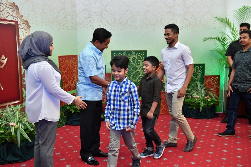 ޖޫން 25، 2017: ފިތުރު ޢީދުގެ ތަހުނިޔާ ވިދާޅުވުމަށް ވަޑައިގެންނެވި ބޭފުޅުންނާ ރައީސުލްޖުމްހޫރިއްޔާގެ ދެކަނބަލުން ބައްދަލުކުރައްވައި، ޢީދު ސަލާން ކުރެއްވުން -- ފޮޓޯ/ ރައީސް އޮފީސް