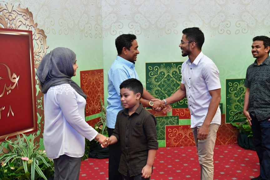 ޖޫން 25، 2017: ފިތުރު ޢީދުގެ ތަހުނިޔާ ވިދާޅުވުމަށް ވަޑައިގެންނެވި ބޭފުޅުންނާ ރައީސުލްޖުމްހޫރިއްޔާގެ ދެކަނބަލުން ބައްދަލުކުރައްވައި، ޢީދު ސަލާން ކުރެއްވުން -- ފޮޓޯ/ ރައީސް އޮފީސް