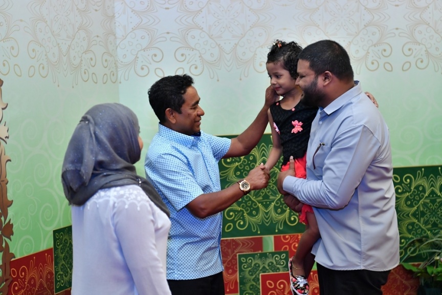 ޖޫން 25، 2017: ފިތުރު ޢީދުގެ ތަހުނިޔާ ވިދާޅުވުމަށް ވަޑައިގެންނެވި ބޭފުޅުންނާ ރައީސުލްޖުމްހޫރިއްޔާގެ ދެކަނބަލުން ބައްދަލުކުރައްވައި، ޢީދު ސަލާން ކުރެއްވުން -- ފޮޓޯ/ ރައީސް އޮފީސް