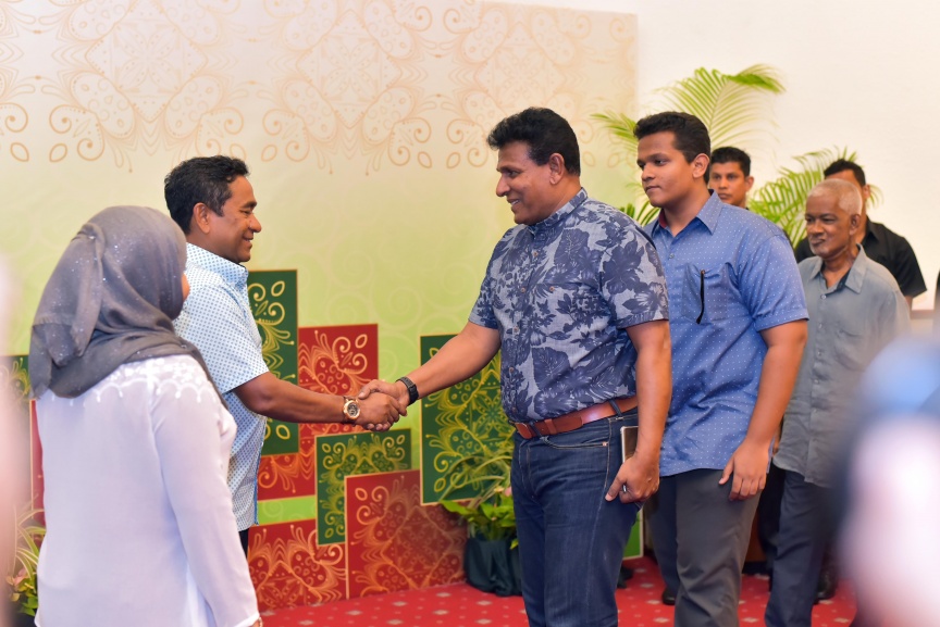 ޖޫން 25، 2017: ފިތުރު ޢީދުގެ ތަހުނިޔާ ވިދާޅުވުމަށް ވަޑައިގެންނެވި ބޭފުޅުންނާ ރައީސުލްޖުމްހޫރިއްޔާގެ ދެކަނބަލުން ބައްދަލުކުރައްވައި، ޢީދު ސަލާން ކުރެއްވުން --  ސަން ފޮޓޯ/ ފަޔާޒު މޫސާ