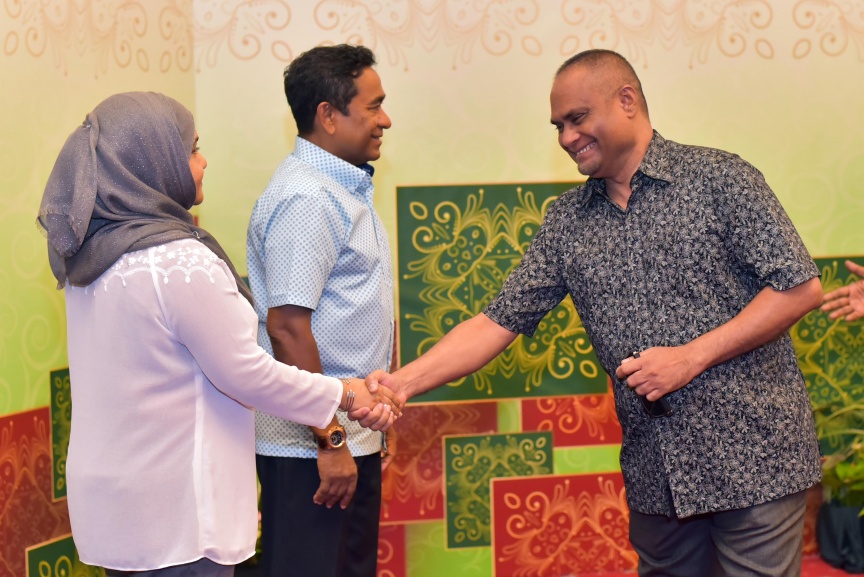 ޖޫން 25، 2017: ފިތުރު ޢީދުގެ ތަހުނިޔާ ވިދާޅުވުމަށް ވަޑައިގެންނެވި ބޭފުޅުންނާ ރައީސުލްޖުމްހޫރިއްޔާގެ ދެކަނބަލުން ބައްދަލުކުރައްވައި، ޢީދު ސަލާން ކުރެއްވުން --  ސަން ފޮޓޯ/ ފަޔާޒު މޫސާ