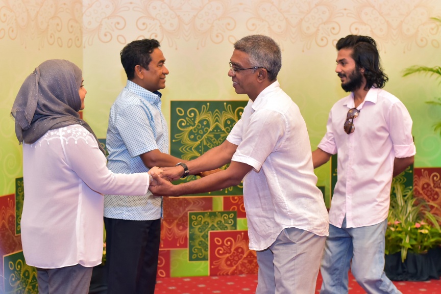 ޖޫން 25، 2017: ފިތުރު ޢީދުގެ ތަހުނިޔާ ވިދާޅުވުމަށް ވަޑައިގެންނެވި ބޭފުޅުންނާ ރައީސުލްޖުމްހޫރިއްޔާގެ ދެކަނބަލުން ބައްދަލުކުރައްވައި، ޢީދު ސަލާން ކުރެއްވުން --  ސަން ފޮޓޯ/ ފަޔާޒު މޫސާ