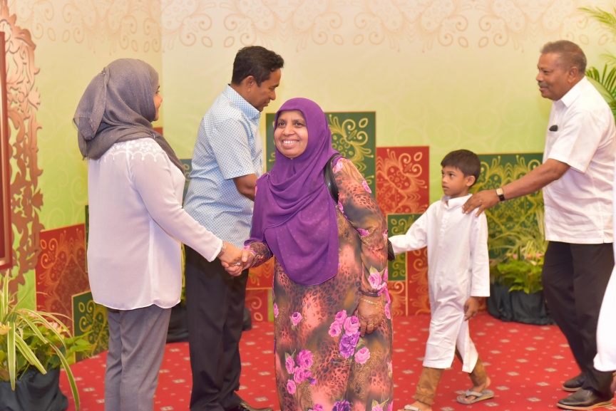 ޖޫން 25، 2017: ފިތުރު ޢީދުގެ ތަހުނިޔާ ވިދާޅުވުމަށް ވަޑައިގެންނެވި ބޭފުޅުންނާ ރައީސުލްޖުމްހޫރިއްޔާގެ ދެކަނބަލުން ބައްދަލުކުރައްވައި، ޢީދު ސަލާން ކުރެއްވުން --  ސަން ފޮޓޯ/ ފަޔާޒު މޫސާ