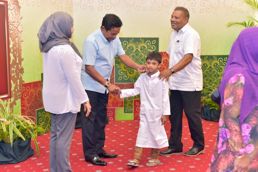 ޖޫން 25، 2017: ފިތުރު ޢީދުގެ ތަހުނިޔާ ވިދާޅުވުމަށް ވަޑައިގެންނެވި ބޭފުޅުންނާ ރައީސުލްޖުމްހޫރިއްޔާގެ ދެކަނބަލުން ބައްދަލުކުރައްވައި، ޢީދު ސަލާން ކުރެއްވުން --  ސަން ފޮޓޯ/ ފަޔާޒު މޫސާ
