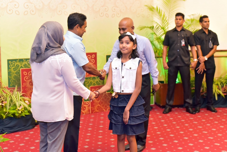 ޖޫން 25، 2017: ފިތުރު ޢީދުގެ ތަހުނިޔާ ވިދާޅުވުމަށް ވަޑައިގެންނެވި ބޭފުޅުންނާ ރައީސުލްޖުމްހޫރިއްޔާގެ ދެކަނބަލުން ބައްދަލުކުރައްވައި، ޢީދު ސަލާން ކުރެއްވުން --  ސަން ފޮޓޯ/ ފަޔާޒު މޫސާ
